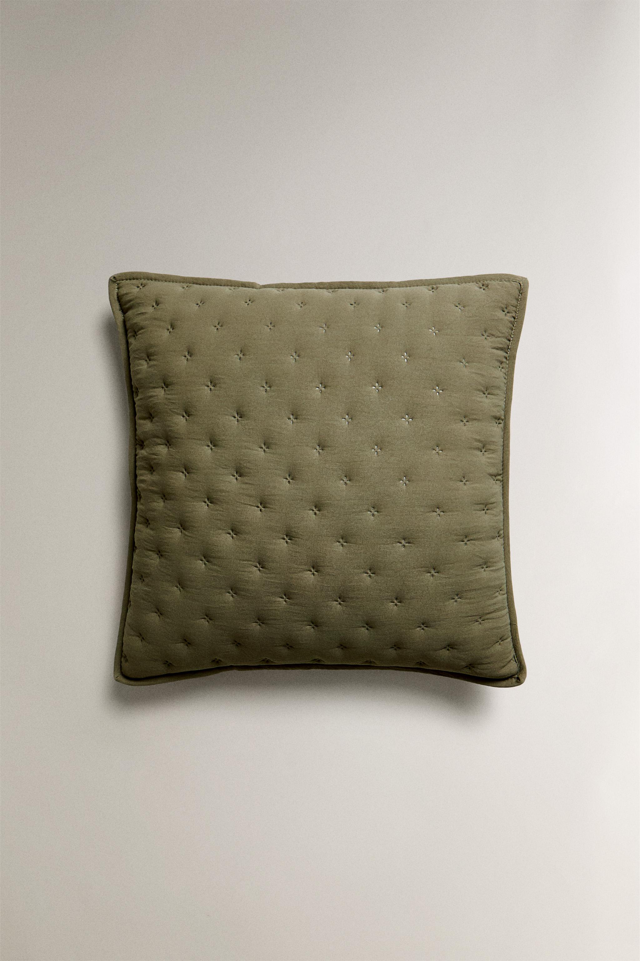 QUILT CUSHION COVER WITH QUILTED DOTS